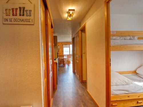 Cette chambre comprend 2 lits superposés et un couloir. dans l'établissement Charmant appart 6 pers, proche lac et navette - FR-1-642-17, à Morillon