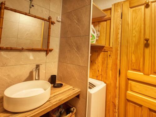 une salle de bain avec un lavabo et des toilettes dans une chambre dans l'établissement Charmant appart 6 pers, proche lac et navette - FR-1-642-17, à Morillon