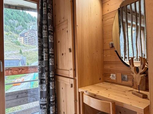 une cabane en bois avec un miroir et une fenêtre dans l'établissement Appartement rénové 2 pièces, accès direct aux pistes et proche centre station - FR-1-634-75, à Morzine