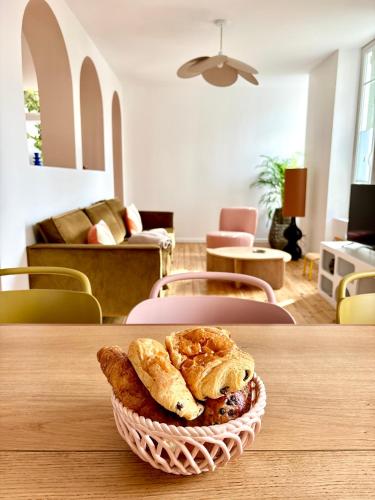 - un panier de viennoiseries assis au-dessus d'une table dans l'établissement Villa Lucie, 4 à 8 personnes, à Clermont-Ferrand