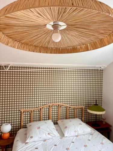 Schlafzimmer mit einem Deckenventilator und einem Bett in der Unterkunft Villa Lucie, 4 à 8 personnes in Clermont-Ferrand