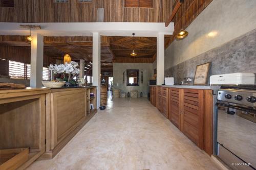 Kuchyň nebo kuchyňský kout v ubytování Madabay's Lodge Nosy Be