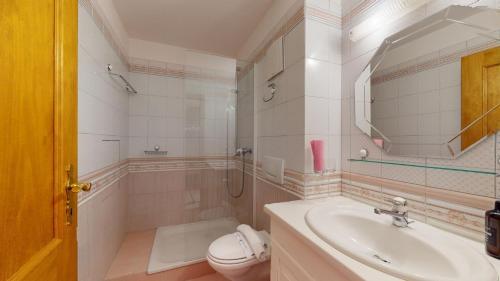 a bathroom with a sink and a toilet and a shower at Abitaziun Bristol - Champfèr in Champfer