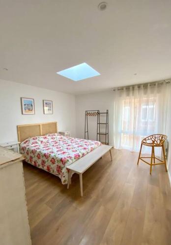 une chambre avec un lit et une chaise dedans dans l'établissement À proximité immédiate de la mer3, à Dunkerque