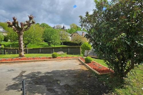 - un parking dans une cour avec un arbre dans l'établissement Appartement cosy neuf, à Saint-Sornin-Lavolps