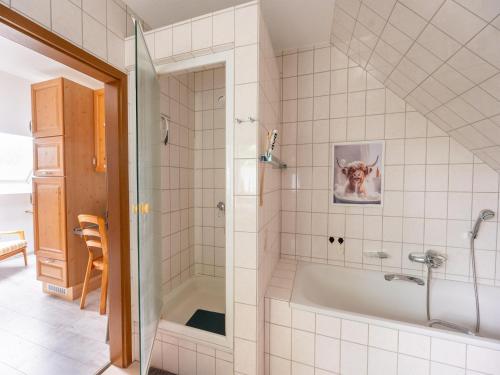 Ένα μπάνιο στο Ferienwohnung zum Zaubergarten