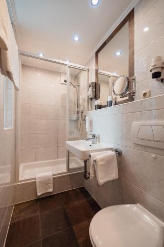 a bathroom with a toilet and a sink and a tub at Schindler in Sankt Anton am Arlberg