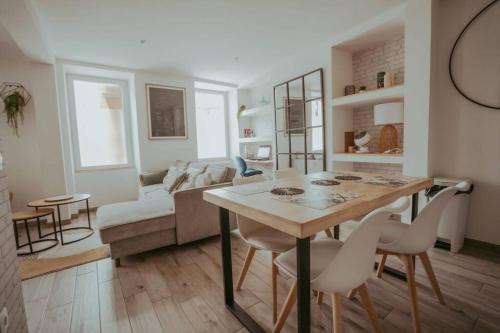 un salon avec une table et un canapé dans l'établissement Maison tout confort centre de Nogent sur Seine, à Nogent-sur-Seine