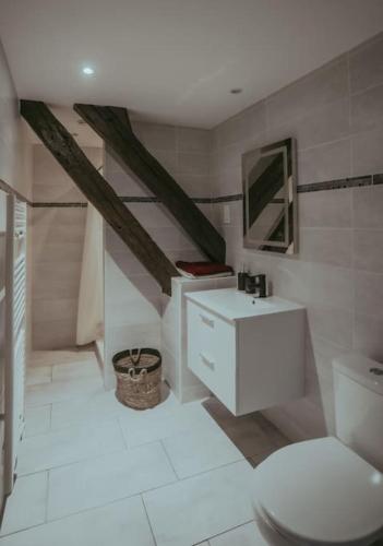 une salle de bain blanche avec un lavabo et des toilettes dans l'établissement Maison tout confort centre de Nogent sur Seine, à Nogent-sur-Seine