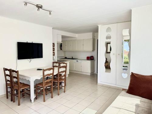 une cuisine et une salle à manger avec une table et des chaises dans l'établissement Maison Les aloes - vue mer et proche centre ville, à Propriano