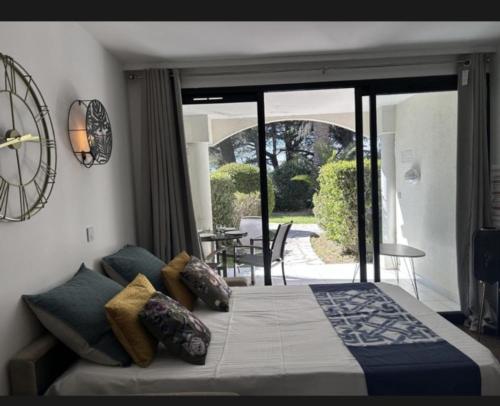 une chambre avec un lit et une porte coulissante en verre dans l'établissement Le cannois, à Cannes