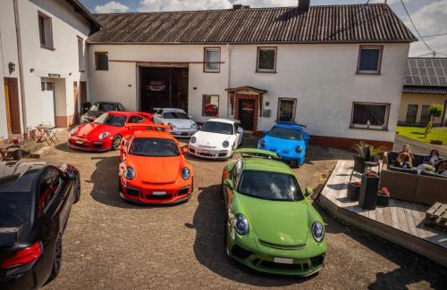 ケルベルクにあるB&B RingLodgeの家の前に停車する車集団