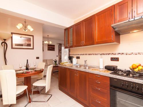 Kuchyň nebo kuchyňský kout v ubytování Apartments Cvek