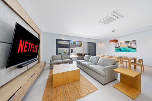 Μια τηλεόραση ή/και κέντρο ψυχαγωγίας στο Boca Catalina 5 NEW 4BR 4BA Pool Walk to Beach by Bocobay