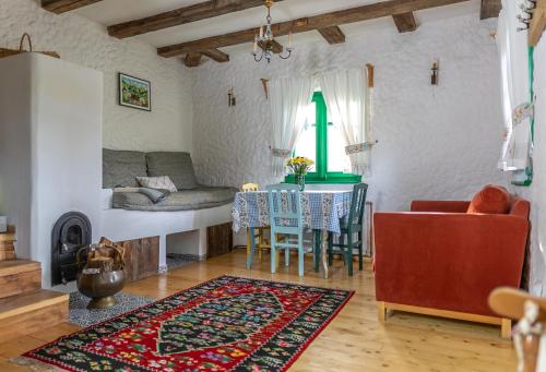 a living room with a table and a couch at La sat - Mândră Ioană in Bertea
