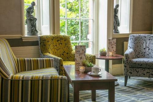 Un lugar para sentarse en Best Western Moore Place Hotel