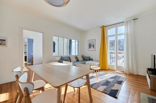 un salon avec une table et un canapé dans l'établissement Au bon air de Villers - plage à 200 mètres, à Villers-sur-Mer