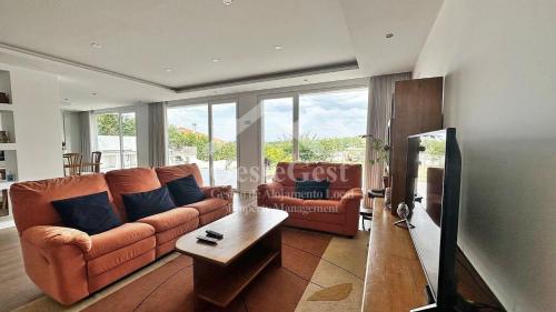 un salon avec deux canapés en cuir et une table dans l'établissement Magnolienhaus, à Capelas