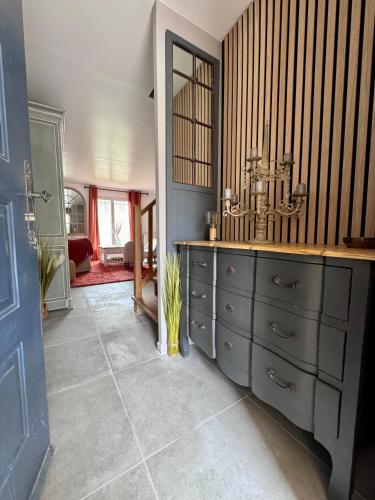 Cette chambre comprend une commode et un miroir. dans l'établissement Le clos de l’artichaut, à Eyguières