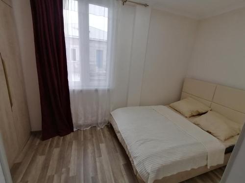 una piccola camera da letto con un letto e una finestra di Apartment Karkop a Archis