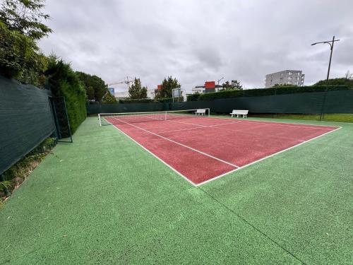 a tennis court with two benches on it at le loft Geek in Toulouse