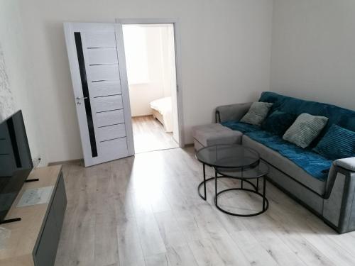 un soggiorno con un divano e un tavolo di Apartment Karkop a Archis