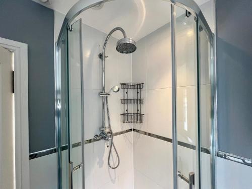 una ducha con puerta de cristal en un baño en McLaren House, en Stirling