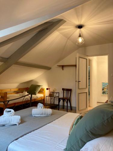 - une chambre avec 2 lits dans une chambre au plafond dans l'établissement A 2 pas Maison 3 couchages, à Dieppe