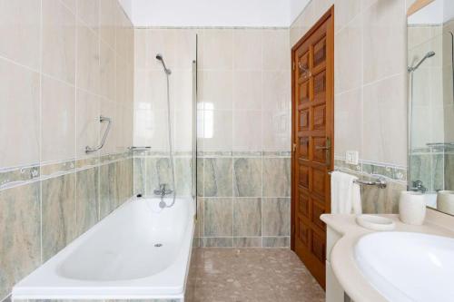 ein Badezimmer mit Badewanne, Dusche und Waschbecken in der Unterkunft Casa San Andres By Bransford in San Miguel de Abona