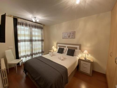 una camera da letto con un letto grande e una finestra di Canillo L'Areny Star HUT - 8303 a Canillo