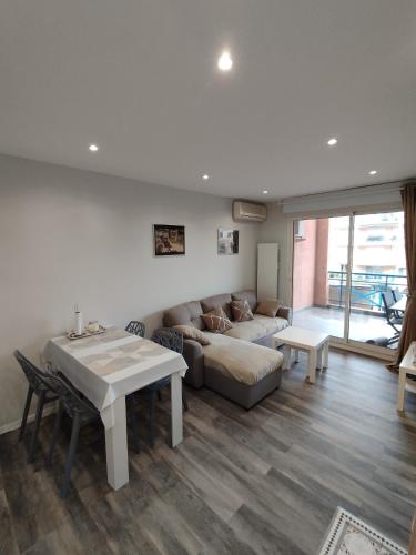 un salon avec un canapé et une table dans l'établissement Port Fréjus, Terrasse, wifi, clim, plage à 5', à Fréjus