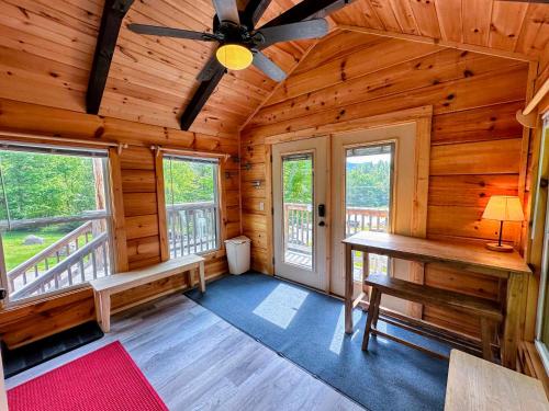 Ein Balkon oder eine Terrasse in der Unterkunft B11 NEW Awesome Tiny Home with AC Mountain Views Minutes to Skiing Hiking Attractions