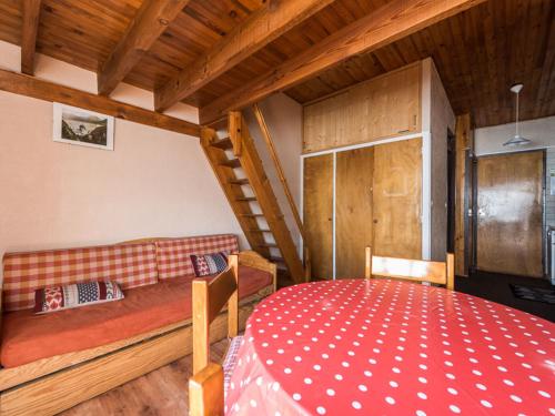 Fotografia z galérie ubytovania Studio lumineux avec mezzanine, balcon, proche pistes et commerces - FR-1-502-448 v destinácii Tignes