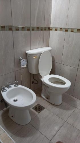 a bathroom with a toilet and a sink at Parque in Gualeguaychú