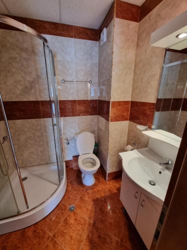 a bathroom with a toilet and a shower and a sink at Sunny beach family apartment 302, Sluneční pobřeží in Sunny Beach