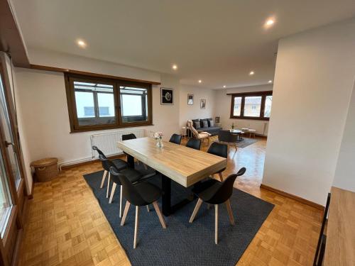 une salle à manger avec une table et des chaises en bois dans l'établissement Appartement de 115m2 à 10 min de Strasbourg & 25 min d'Europa Park !, à Illkirch-Graffenstaden