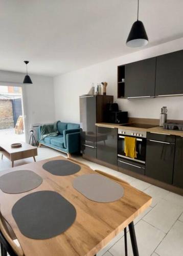 - une cuisine avec une table en bois dans une chambre dans l'établissement Appartement Lion de Flandres, à Dunkerque