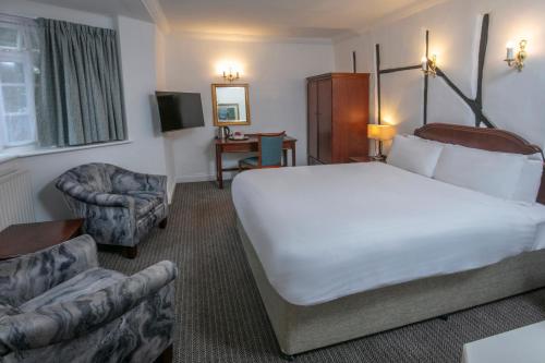 Una cama o camas en una habitación de Best Western Moore Place Hotel