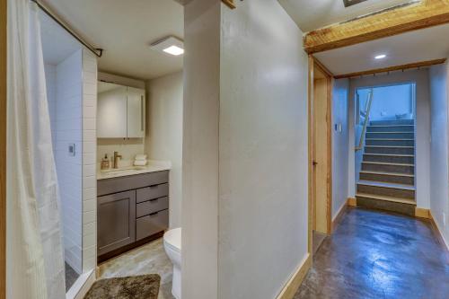 baño con aseo y escalera en 1427 County Road 400, en Pagosa Springs