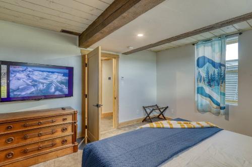 Un dormitorio con una cama y un televisor en la pared. en 1427 County Road 400, en Pagosa Springs