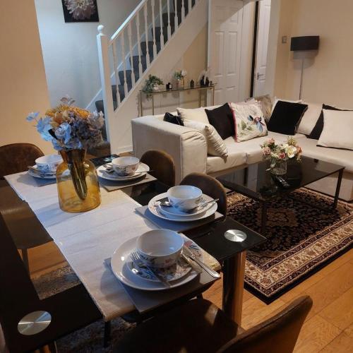 a living room with a table with chairs and a couch at Warrington - House - Sleeps 6 - Parking - Garden in Warrington
