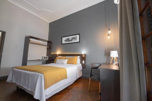 Una cama o camas en una habitación de Gran Rex Hotel