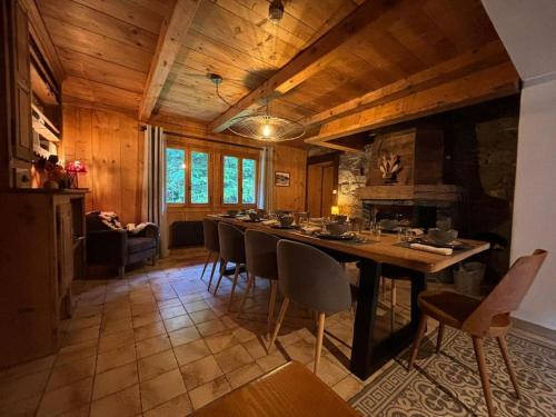 une salle à manger avec une longue table et des chaises dans l'établissement Chalet Ski-In Plagnat, Ardent, à Montriond
