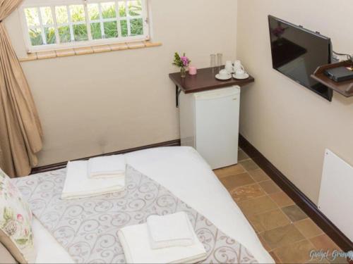 TV a/nebo společenská místnost v ubytování Ou Skool Guesthouse
