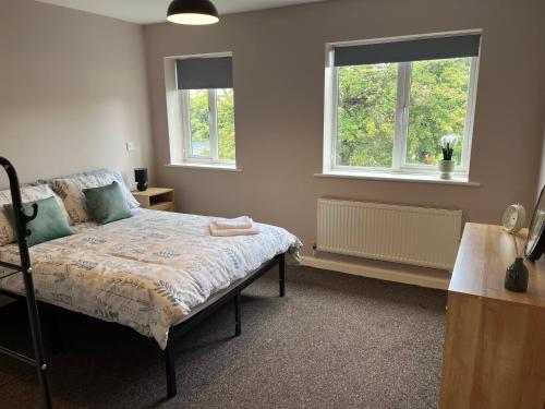 Katil atau katil-katil dalam bilik di Modern flat in the heart of Bedworth