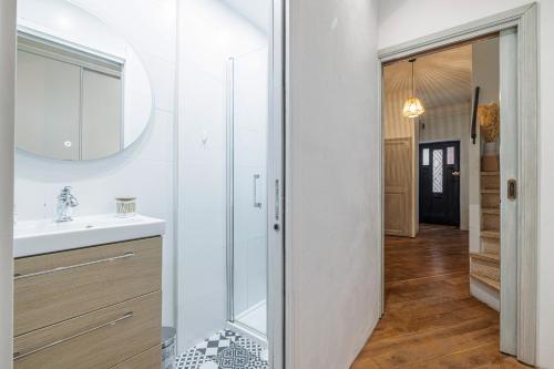 une salle de bain avec un lavabo et une douche en verre dans l'établissement Le Bougainvillier Menton Vieille Ville, à Menton