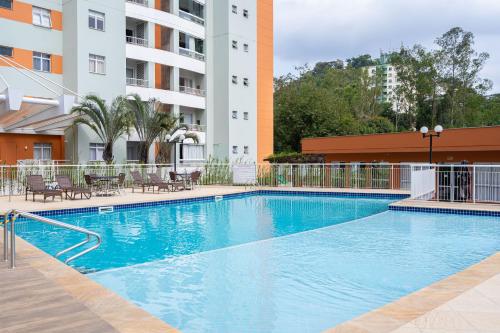 Πισίνα στο ή κοντά στο Apto a 10 min da Vila Germânica, dois quartos, salas de estar e jantar, cozinha completa, sacada com churrasqueira, Wi-Fi, Piscina, academia, mercadinho 24 horas e Vaga de garagem