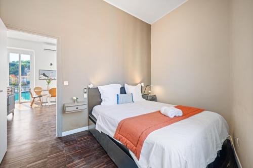 une chambre avec un grand lit avec une couverture orange dans l'établissement Sunlight Properties - Capitaine 54 - 1 Bedroom, stunning holiday rental apartment with balcony and port view, à Nice