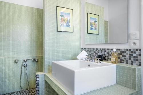 une salle de bain avec un lavabo blanc et une douche dans l'établissement Sunlight Properties - Capitaine 54 - 1 Bedroom, stunning holiday rental apartment with balcony and port view, à Nice