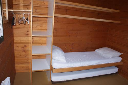 a room with a bunk bed in a cabin at Camping de Saulieu in Saulieu